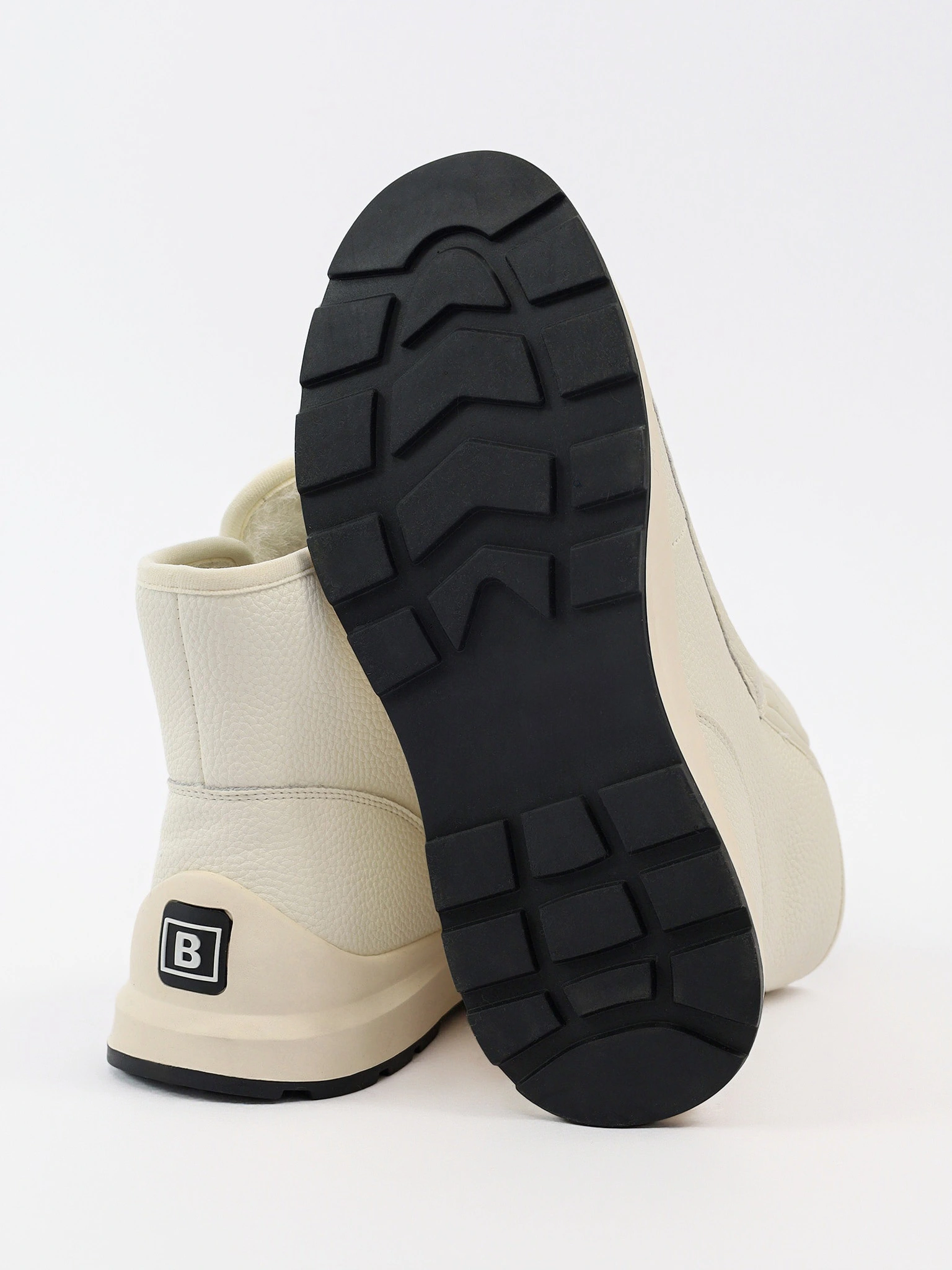 Ботинки белого цвета на низкой подошве